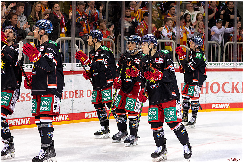 PENNY DEL Viertelfinale 4. Spiel; Duesseldorfer EG - Red Bull Muenchen; Duesseldorf, 16.04.2022